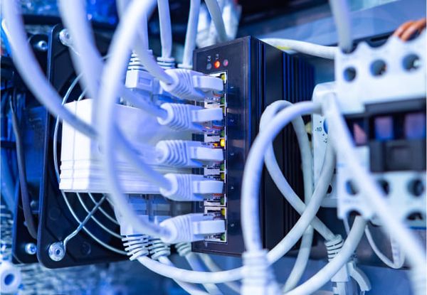 Mehrere weiße Kabel